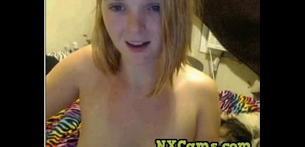  A very cute teen nude in webcam!